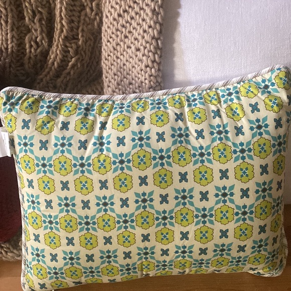 HIEND ACCENTS THROW PILLOW
16" ร 21* NWT
Medallion patterns: Turquoise & beige - Picture 5 of 6